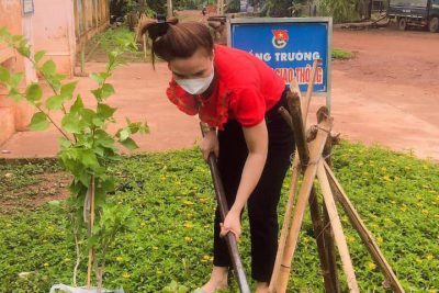 MÙA XUÂN LÀ TẾT TRỒNG CÂY LÀM CHO ĐẤT NƯỚC CÀNG NGÀY CÀNG XUÂN.  Nhân dịp kỷ niệm 132 năm ngày sinh nhật Bác. Trường Mầm non Hoa Ban phát động phong trào “Trồng cây đời đời nhớ ơn Bác Hồ” năm 2022.